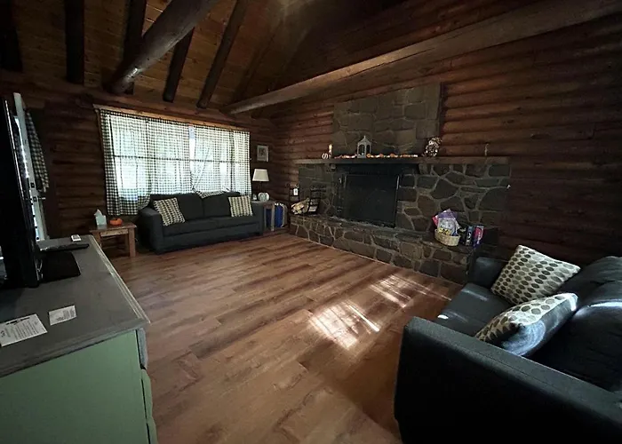 Pet Friendly Log Nestled Under The Forested High Country Of The Mongollon Rim In Arizona